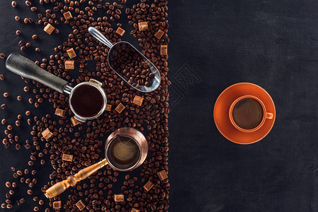 烤咖啡豆勺子咖啡壶咖啡捣碎器和黑色咖啡图片
