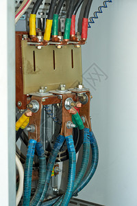 为泵电机供电的三相电源线图片
