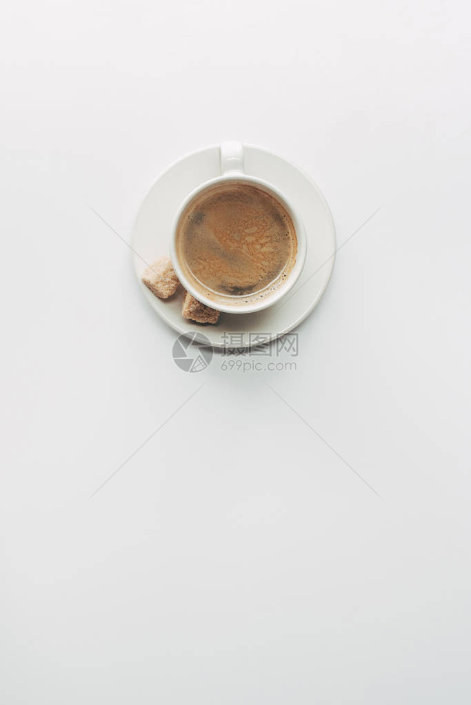 黄咖啡和茶碟及棕色糖在白色上图片