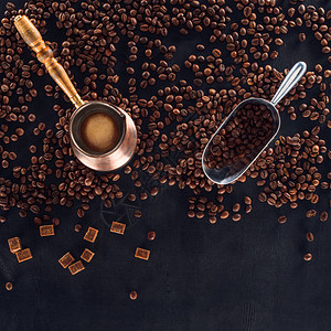 黑色烤咖啡豆勺子和咖啡壶的顶部视图图片