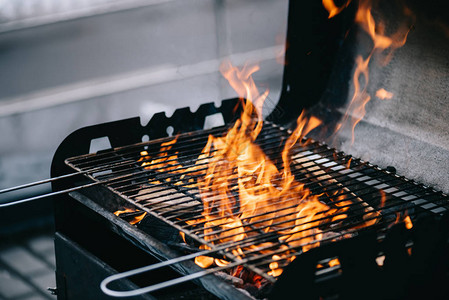 通过烧烤炉栅用火焰燃烧柴火背景图片