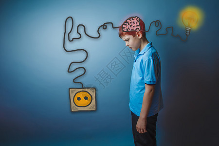 青少年男孩站立在一边低着头思考大脑助器充电插图片