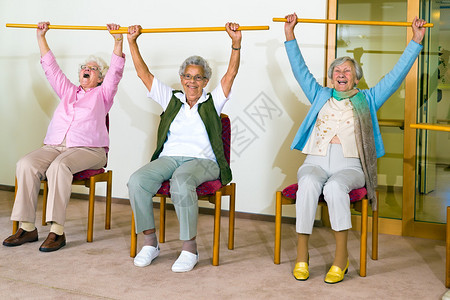 三位快乐的年长女士在老人体育馆锻炼图片