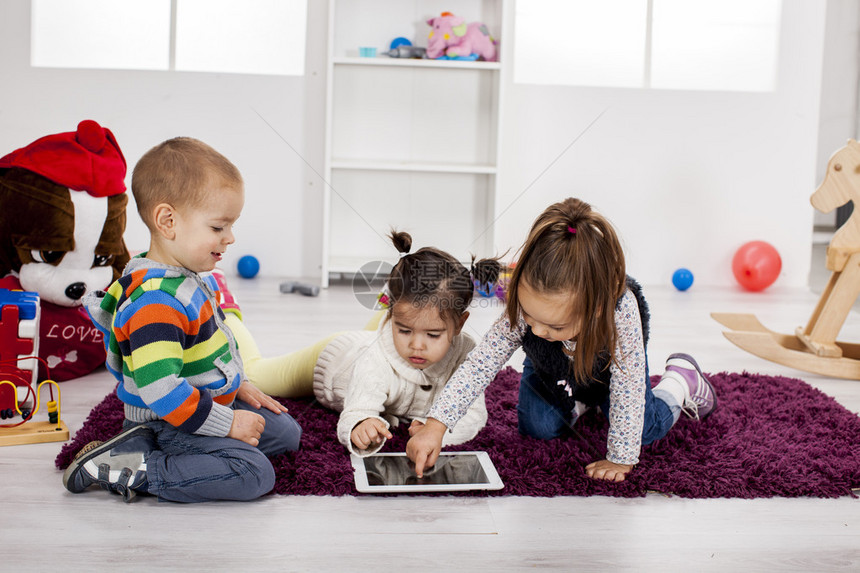 孩子们用平板电脑图片