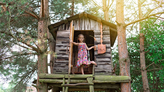 快乐可爱的孩子夏天在树屋玩耍图片