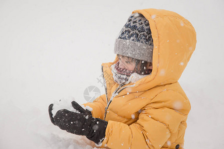 快乐的亚洲孩子在雪地里玩耍图片