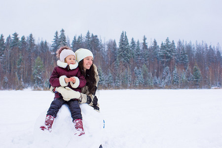 在冬天的雪天玩雪球的幸福家庭图片