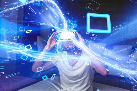 带着耳盔的年轻人玩虚拟现实游戏用蓝色闪亮图片