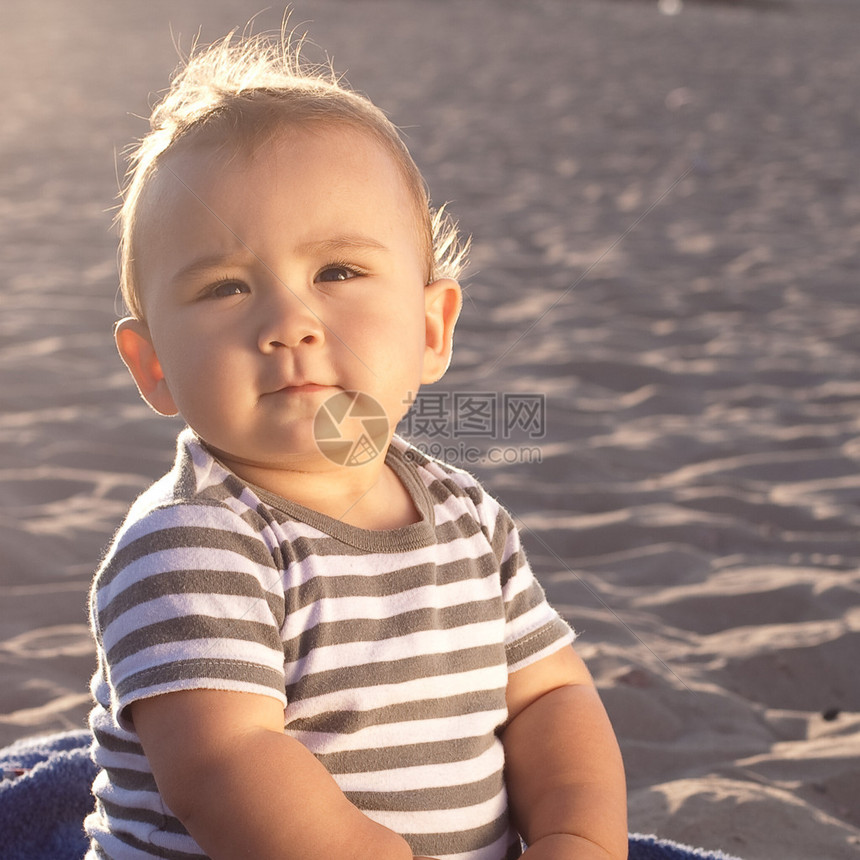 日落时沙滩上的婴儿图片