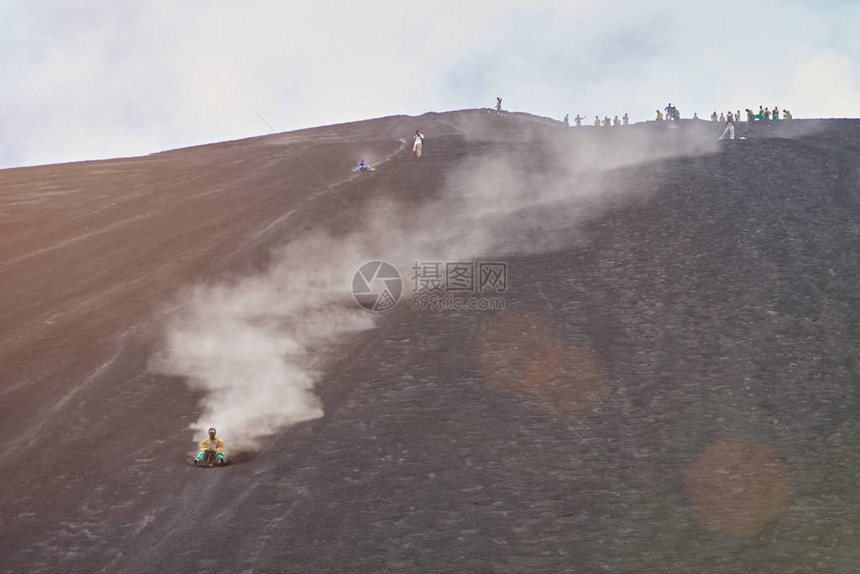 尼加拉瓜火山沙滩登山活动人类从火山图片