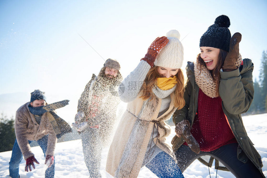 男孩在打雪仗上对抗女孩图片