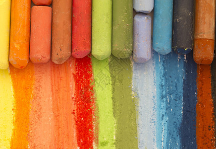 创造彩虹的五颜六色的蜡笔背景图片