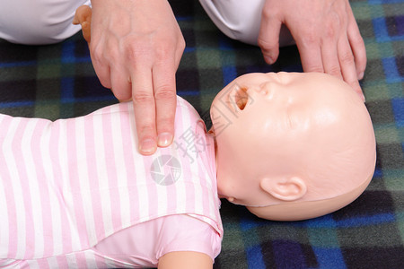 婴儿假人急救示范系列急救指导员示范如何检查图片