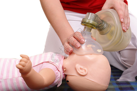 婴儿假人急救示范系列急救指导员在婴儿模型上演示使用呼吸器图片