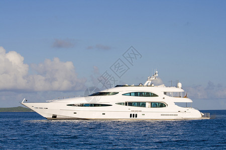 塞舌尔拉迪格岛海面上的游艇背景图片