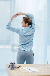 在办公室做早间体操的有吸引力的女商图片