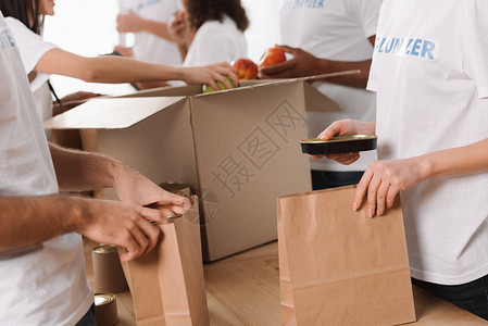 一组为慈善目的包装食品的志愿人图片