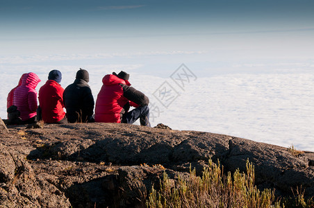 一群登上乞力马扎罗高峰会的长途旅行者在清晨图片
