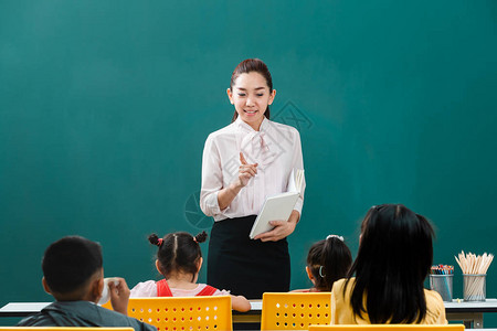 亚洲教师站在教室前教学生图片