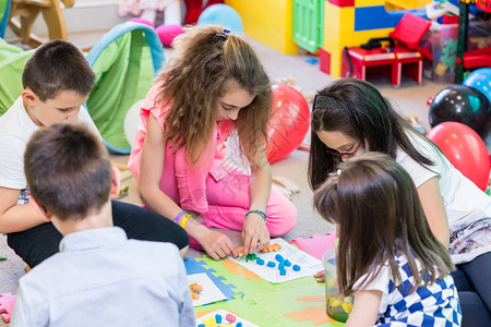 在现代幼儿园教室的教育活动中图片