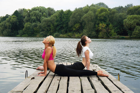 两个在河岸做瑜伽图片