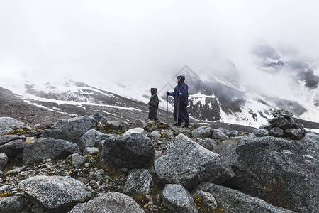 两次登山旅行在高上徒步寒冷的雾图片