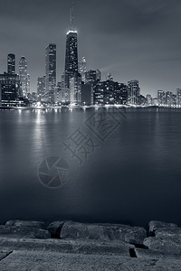 芝加哥天际线和密歇根湖海岸线夜间的图像图片