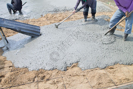 建筑中建筑物商用水泥楼层期间的混凝土倒图片