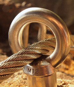铁扭曲的绳子被螺丝钉钩固定在一块上绳子的图片
