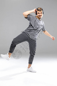 青年运动男运动员用耳机跳舞在镜头图片