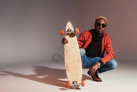 年青时尚的非裔美国滑板运动图片