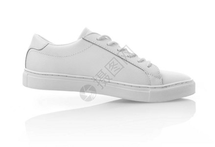 步行运动鞋上白色孤立背景图片
