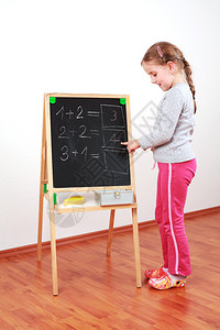 在黑板上做数学的可爱女孩图片