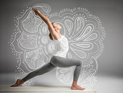 献哈达练习瑜伽的女站在战士I姿势或Virabhadrasana的变化中设计图片