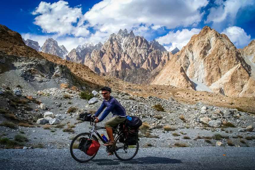 在巴基斯坦喀喇昆仑山脉的壮丽公路上图片
