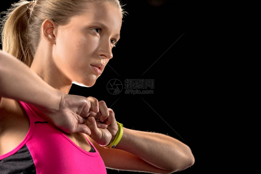 运动女人锻炼和热身手图片