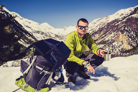 在尼泊尔喜马拉雅山高上徒步露营和滑雪在白冬或秋天漂泊Annapurn图片