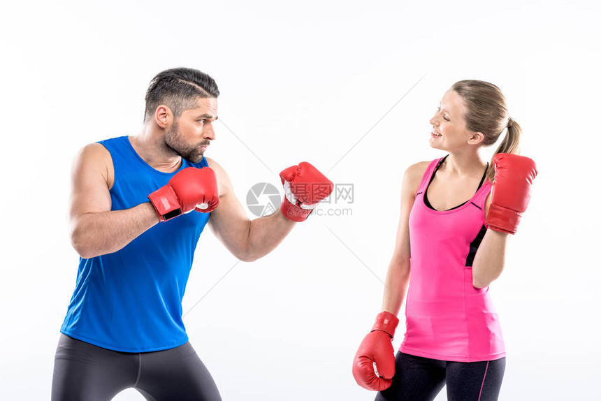 男人和女人在拳击手套中互相看对方图片