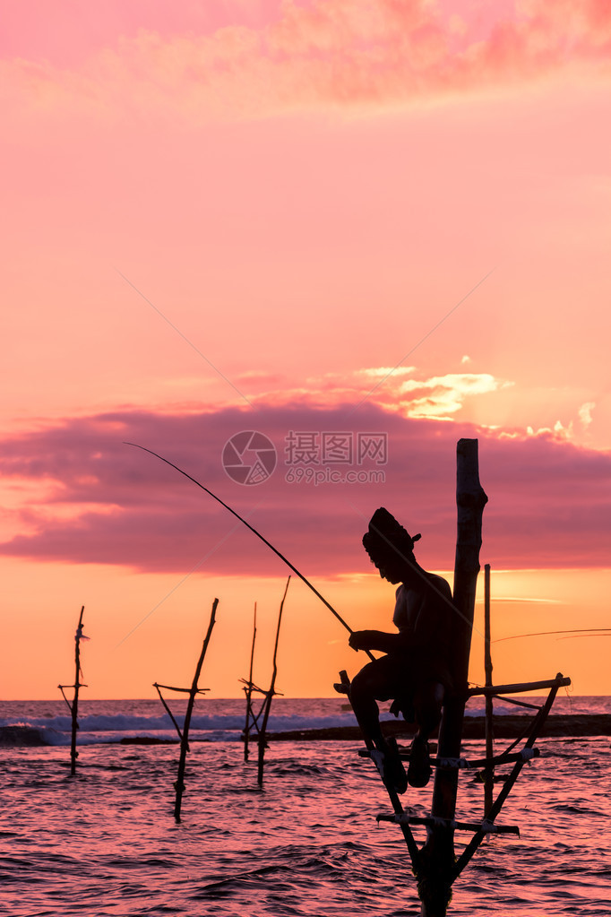 斯里兰卡传统渔夫在棍子上图片