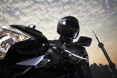 年轻人白天骑摩托车背景是天图片