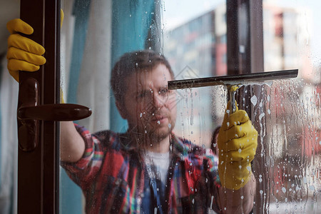 一个人在阳台上洗窗图片