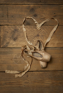 一双芭蕾舞鞋的顶端景色背景图片