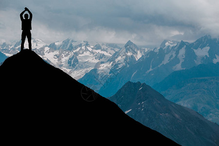 人与海对立站在山顶的山顶图片