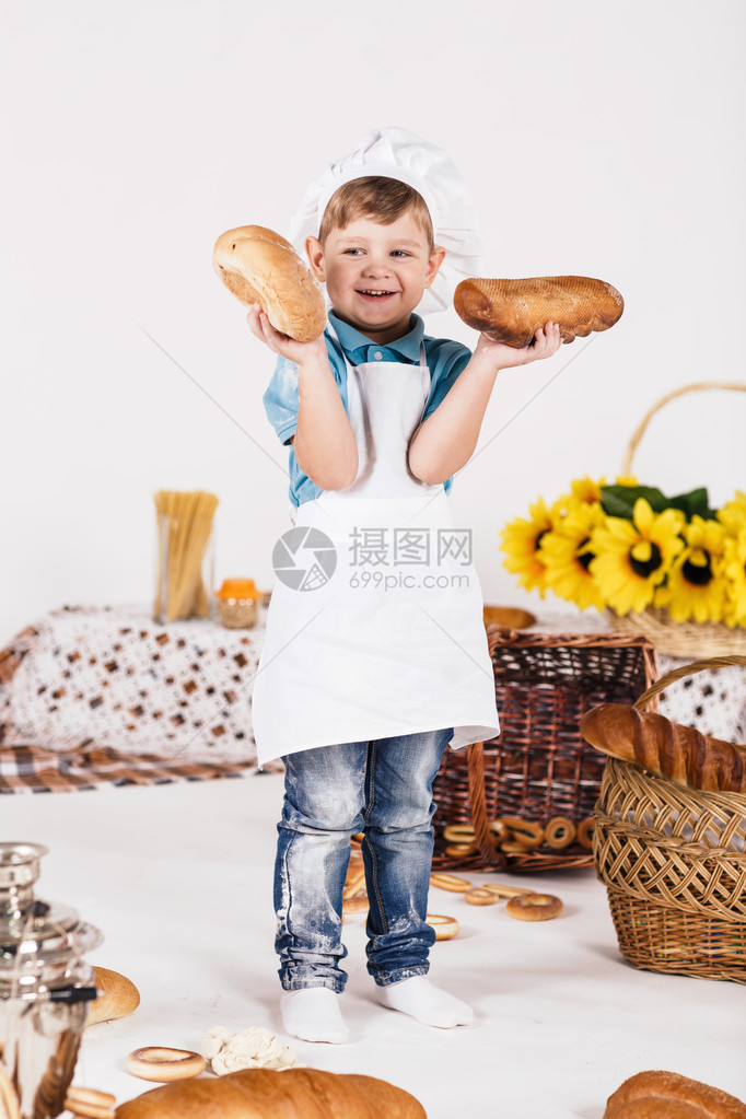 小男孩厨师在厨房做饭图片