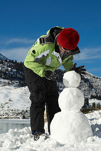 在山上堆雪人的女人图片