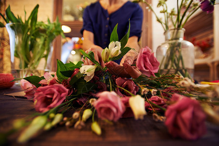 女花店女花商在车间用鲜花和将小白花与小白花分图片