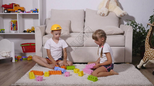 男孩和女孩玩彩色乐高积木图片