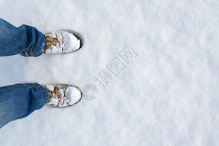 新雪蓝色牛仔裤白色复制本背景的冬季鞋足图片