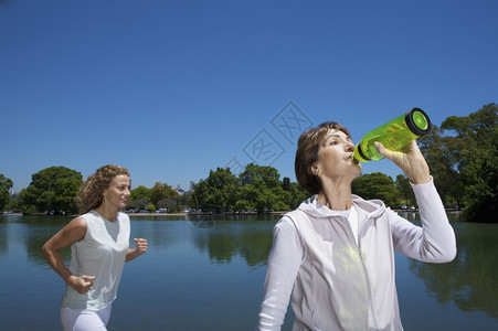 成年父母与女儿在图片