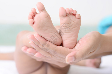 新生婴儿脚的特写图片